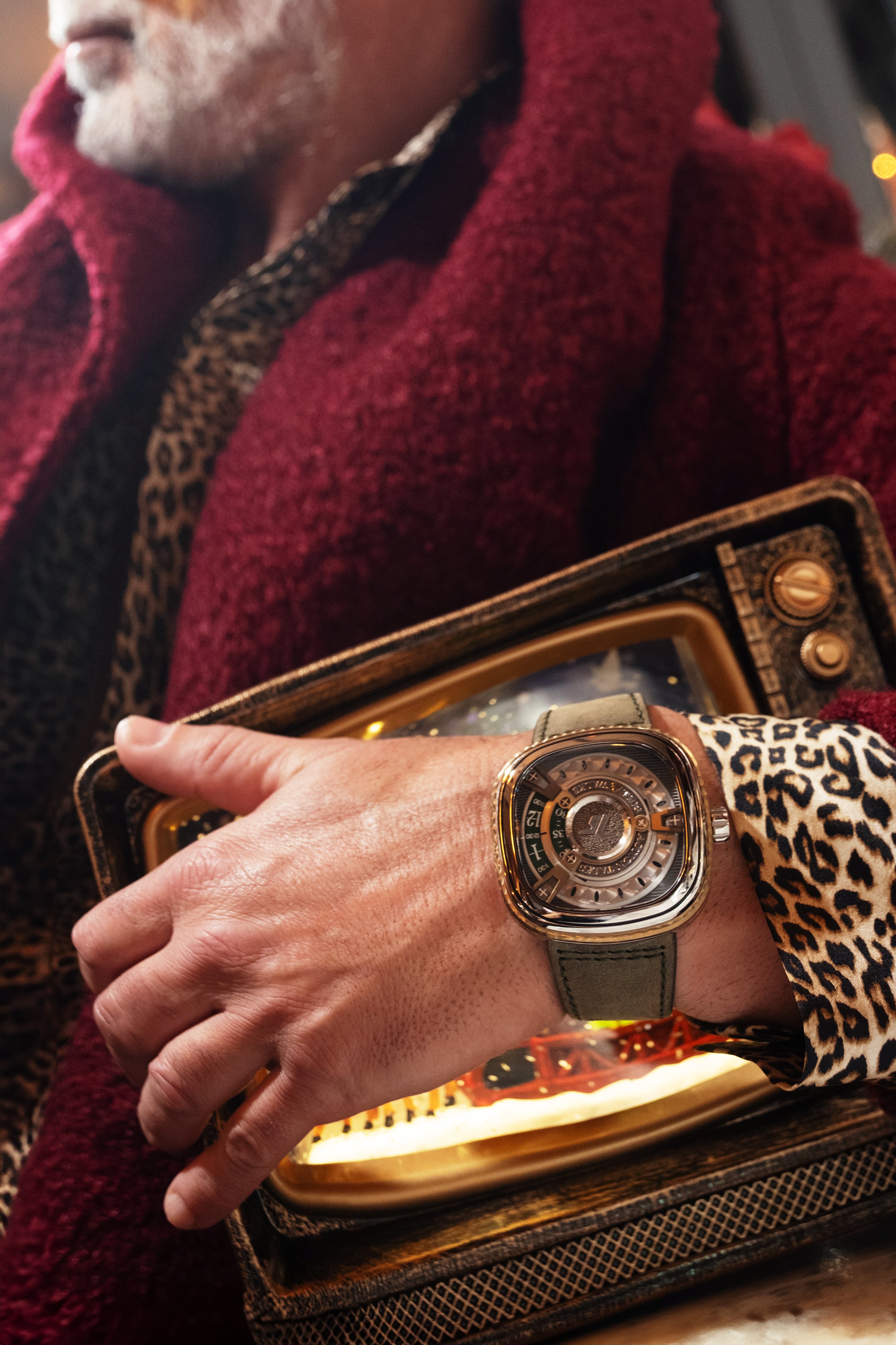 SEVENFRIDAY M2/05 "ACTION TALKS" - Red Army Watches