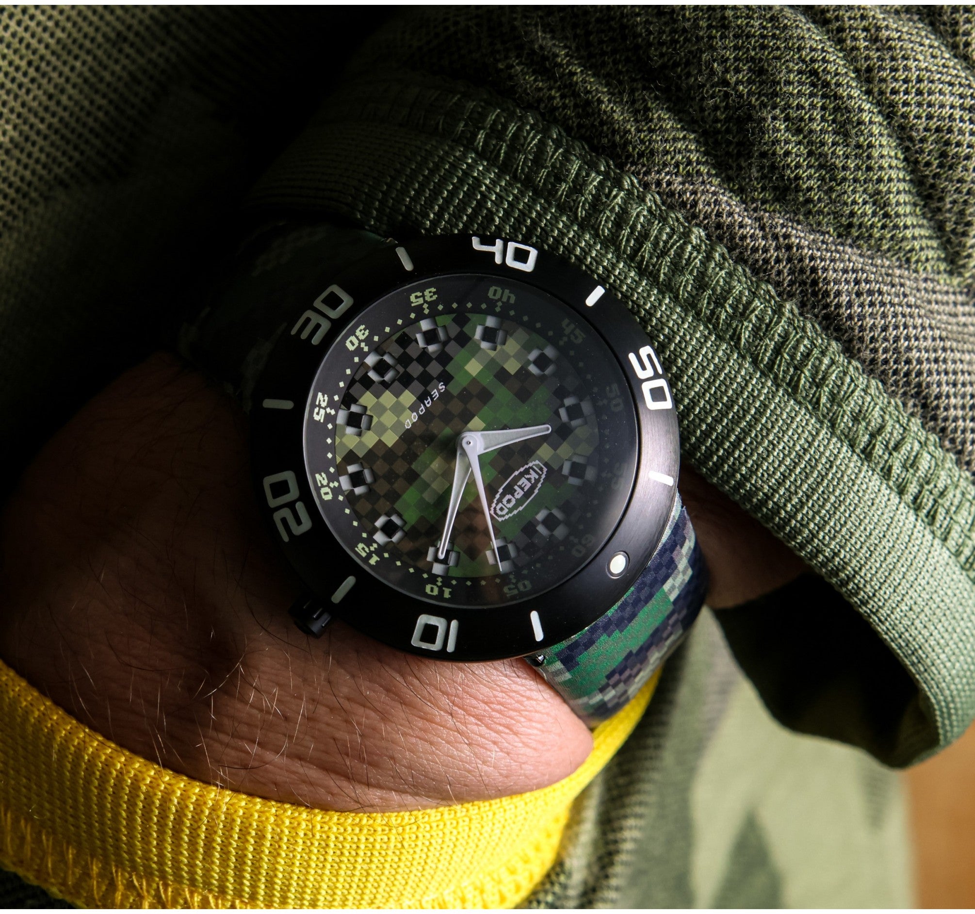 IKEPOD Seapod S003 Pixpat - Red Army Watches