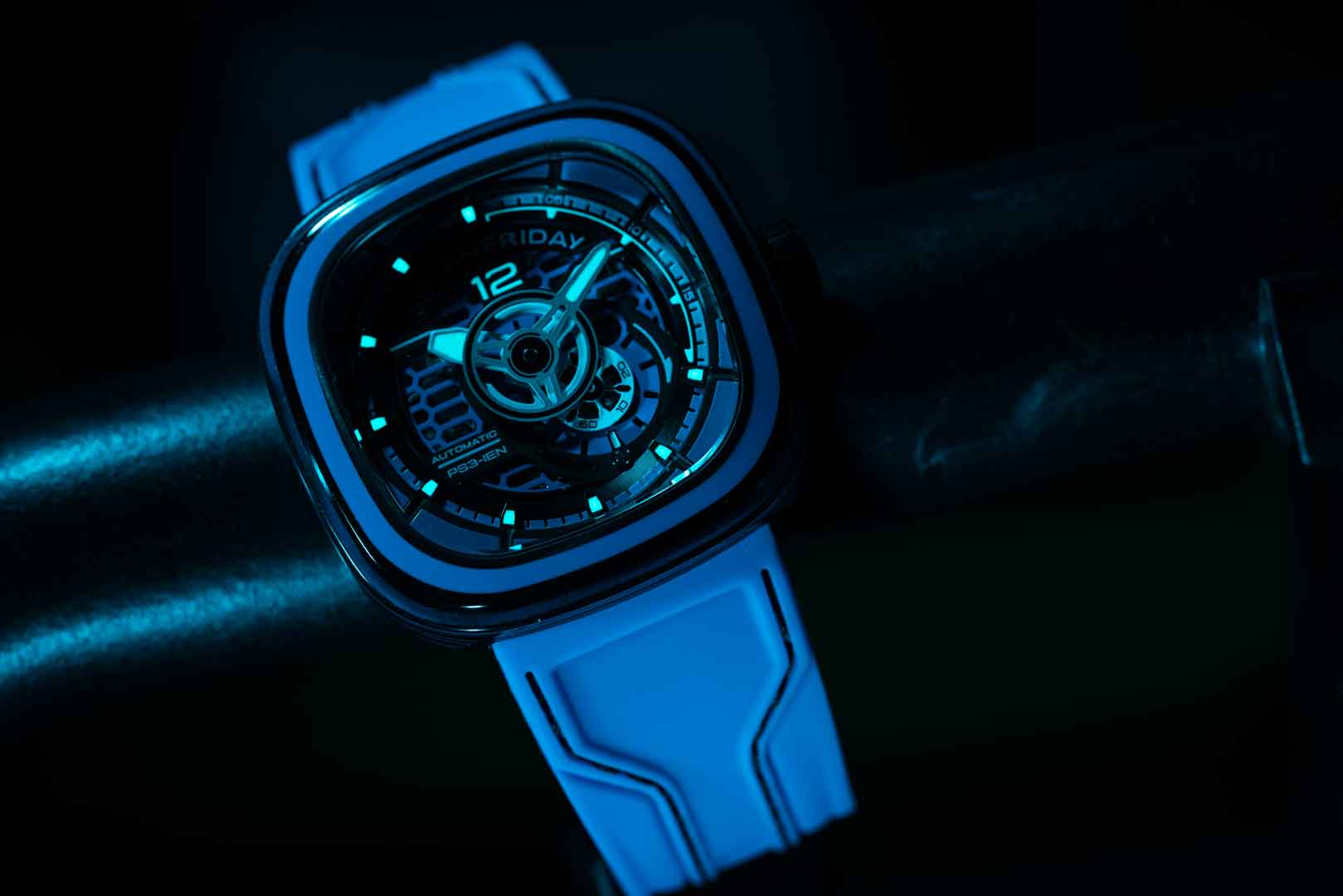 SEVENFRIDAY PS3/04 "CCB" - Red Army Watches 