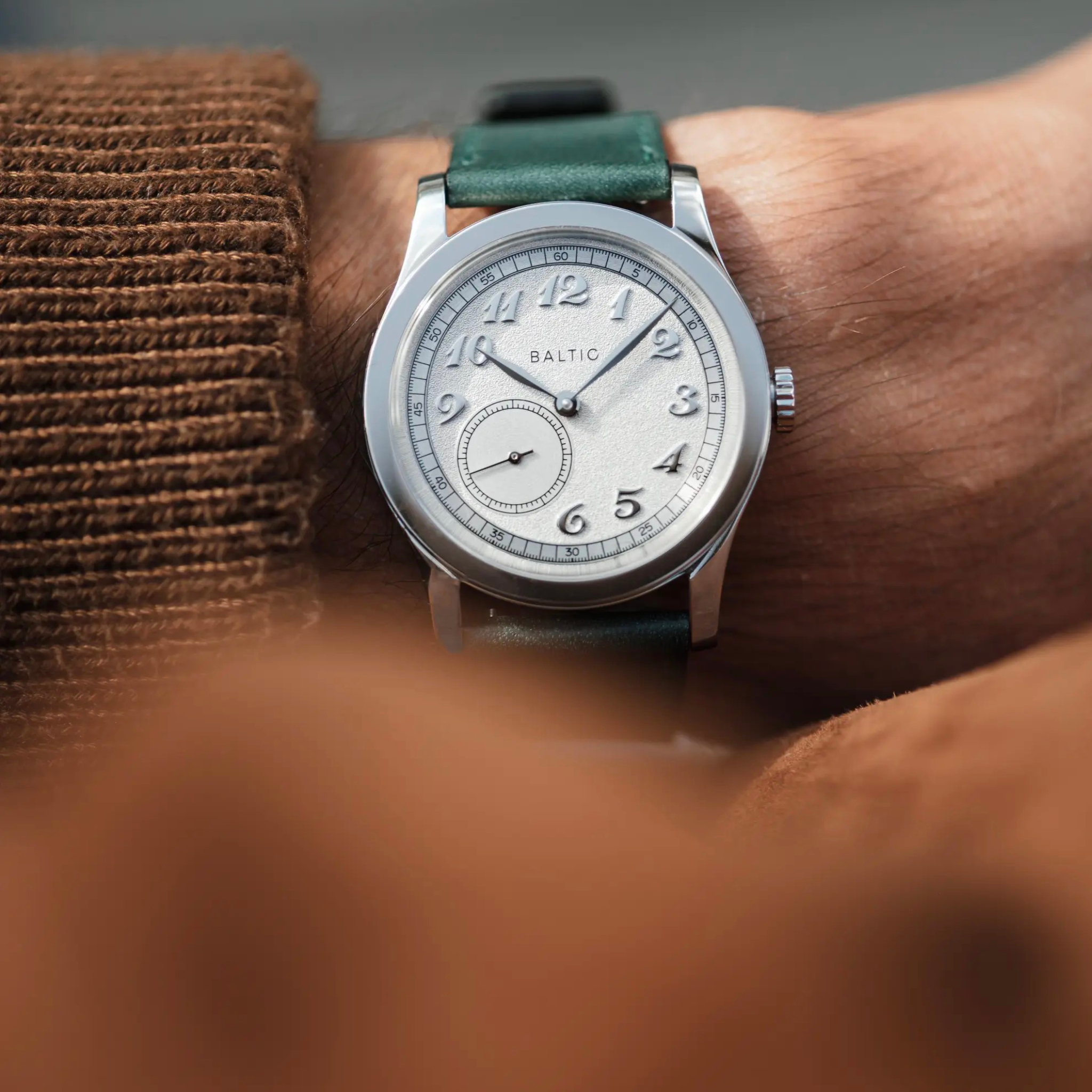 BALTIC MR CLASSIC SILVER (STITCHED NAVY BLUE)